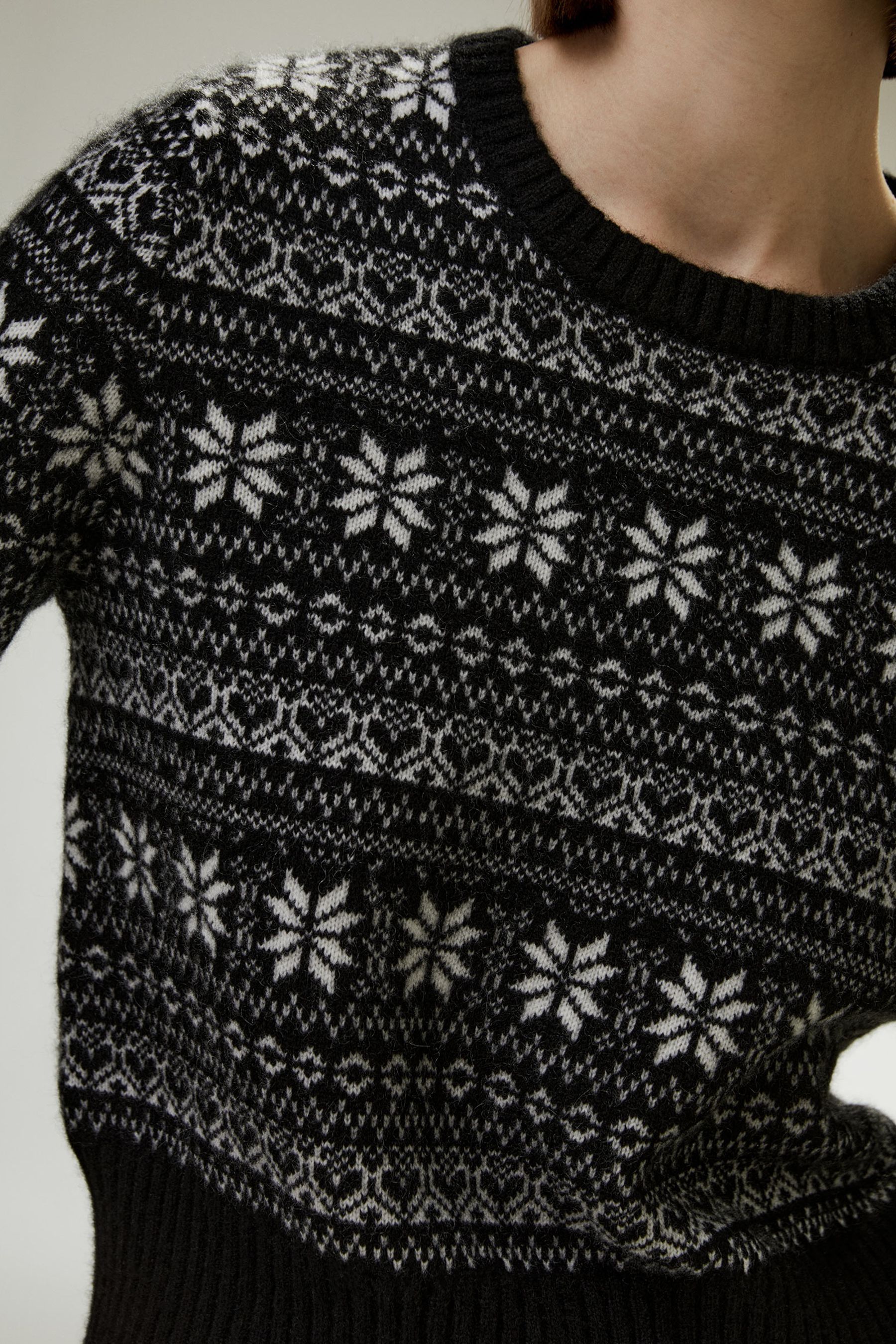 #color_Black with Snowflakes