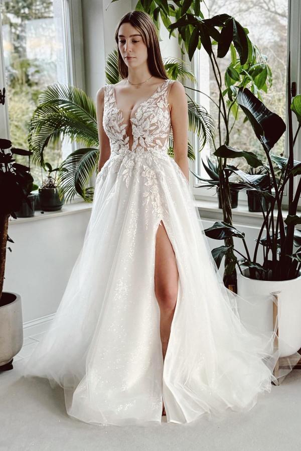 Elegant A-line Wedding Dresses Tulle Lace Appliques Sleeveless Bridal Dress with Side Slit