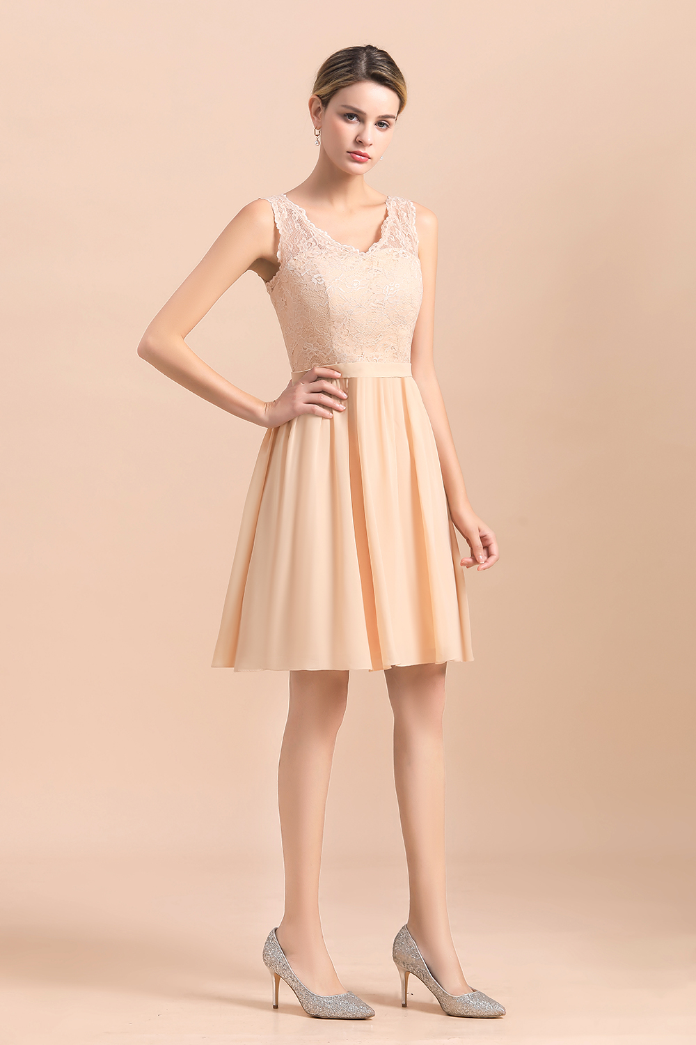 Chic V-Neck Lace Short Bridesmaid Dresses Sleeveless Chiffon Party Dress