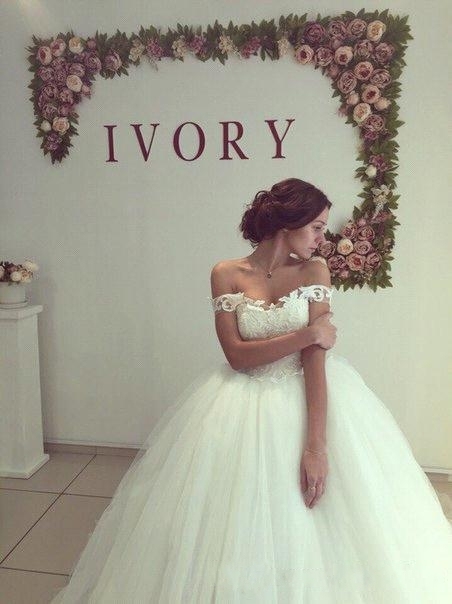Pretty Off-the-Shoulder Tulle Ball Gown Wedding Dresses UK