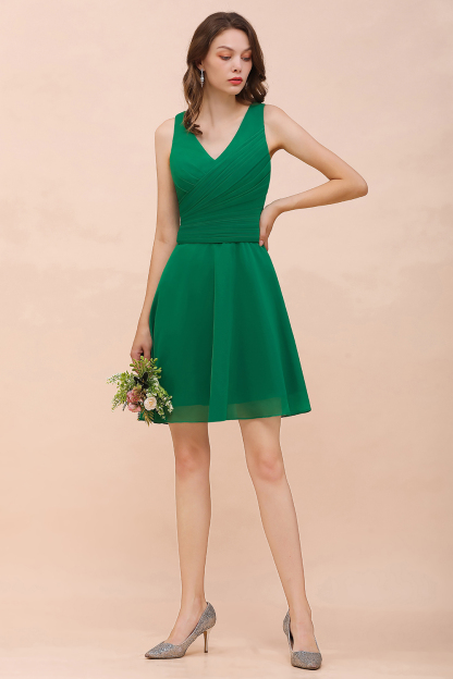 Chic Green Ruched Chiffon Short Bridesmaid Dress Sleeveless V-Neck Knee Length Wedding Party Dress