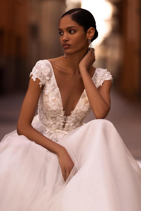 Natural Appliques Lace Wedding Dress Sleeveless V-Neck A-Line Floor-Length Bridal Gown