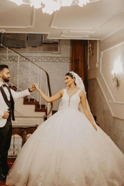Luxury Deep Double V-Neck White Ball Gown Sleeveless Tulle Lace Bridal Gown with Straps