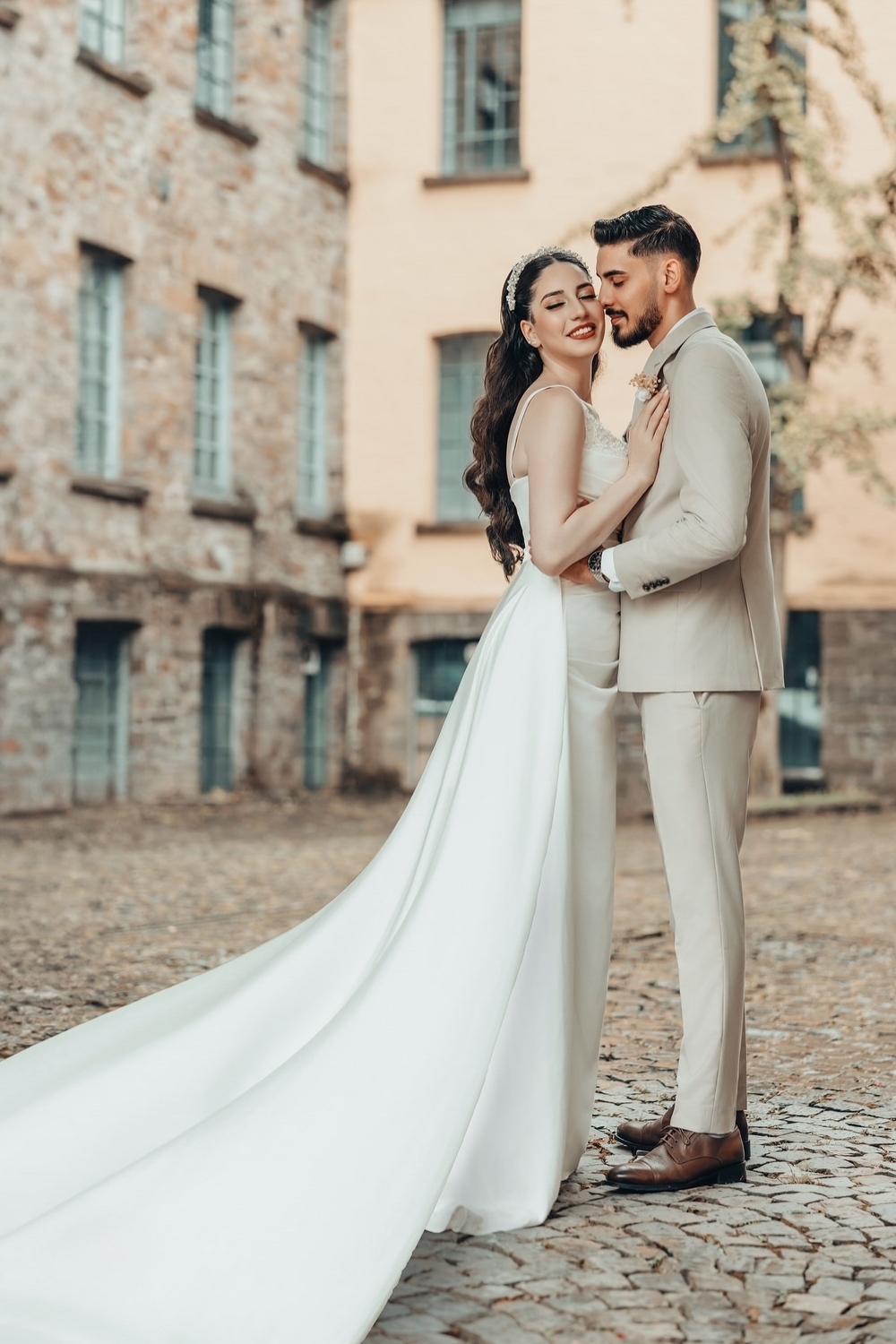 Unique Satin Ruched Pearl A-Line Wedding Dresses Chapel Train