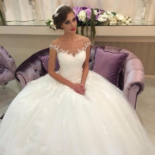 Elegant Off-shoulder Tulle Wedding Dress With Lace Appliques Ball Gown