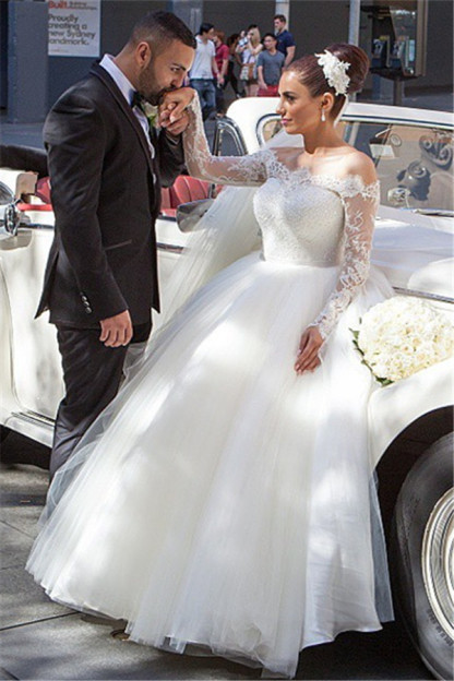 Elegant Off-the-shoulder Lace Ball Gown Wedding Dress Tulle Button Back
