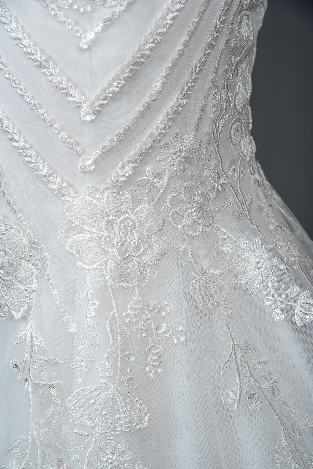 Scoop Neck Sleeveless Mermaid Wedding Dress with Floral Lace Appliques
