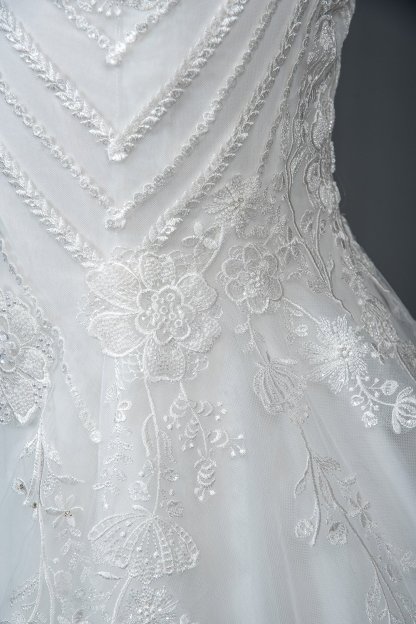 Scoop Neck Sleeveless Mermaid Wedding Dress with Floral Lace Appliques