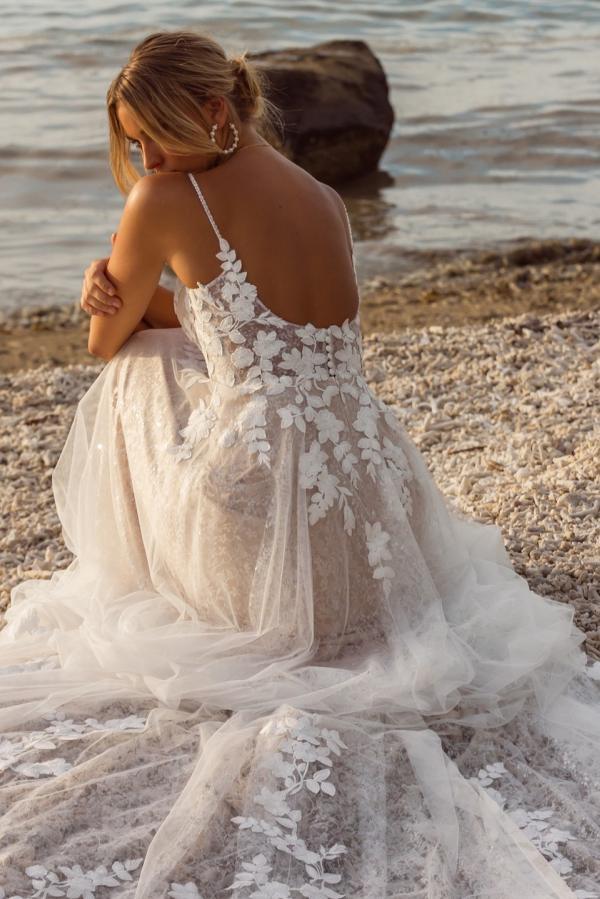 Amazing Sleeveless Aline Wedding Dress Spaghetti Straps V-Neck Lace Bridal Dress Backless-27Dress.co.uk