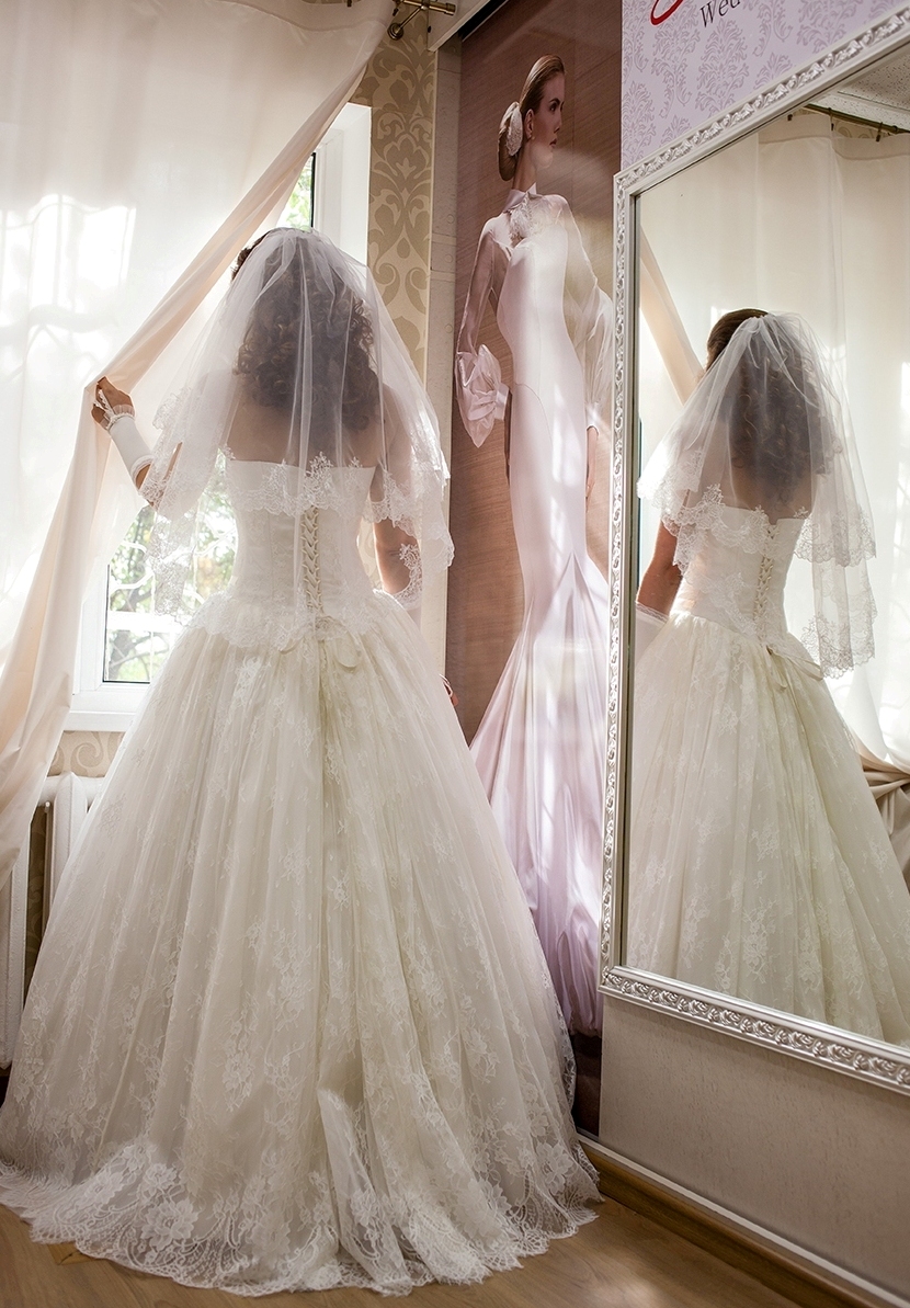 Elegant Strapless Lace Wedding Dress Sleeveless Lace-up Bridal Gown