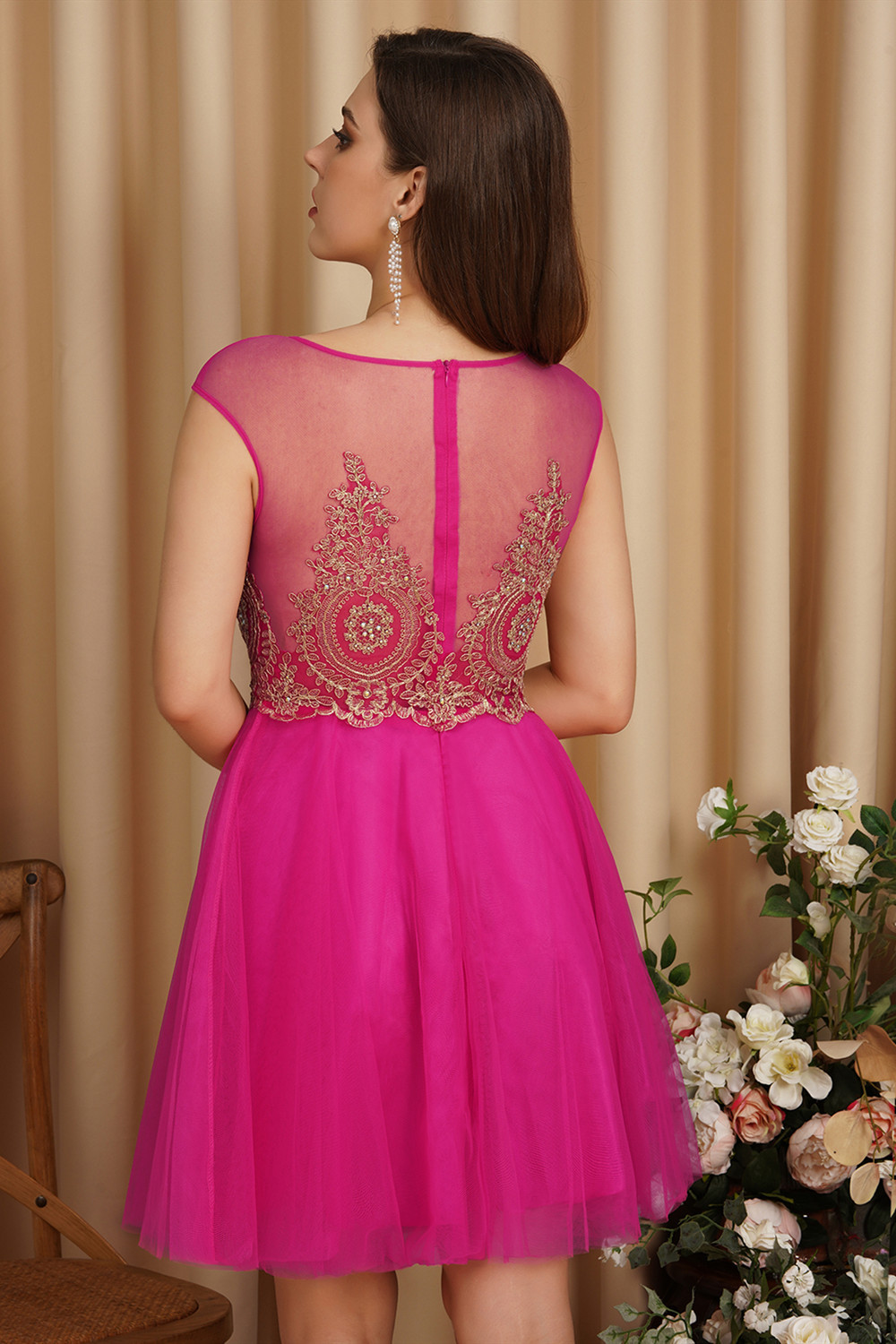 Chic Sleeveless Tulle Short Homecoming Dress Jewel Neck Lace Appliques Knee Lrngth Party Dress