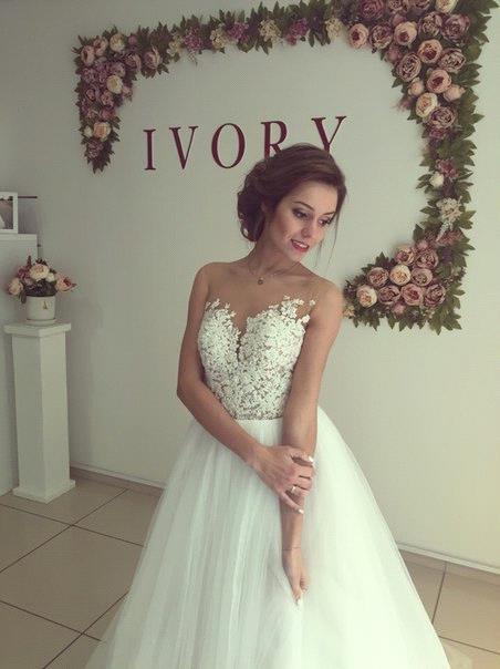 Elegant Sleeveless Lace Appliques Wedding Dress Tulle Zipper Back