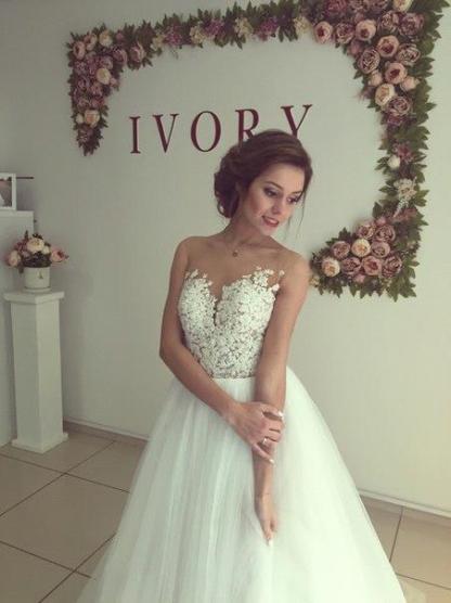 Elegant Sleeveless Lace Appliques Wedding Dress Tulle Zipper Back