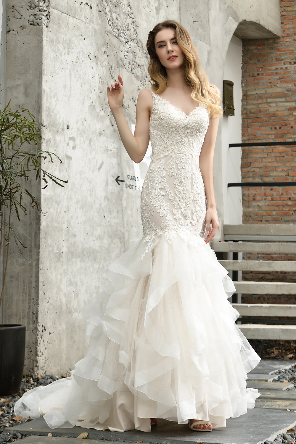 Sweetheart Mermaid Bridal Gown V-Neck Floral Lace Wedding Dress