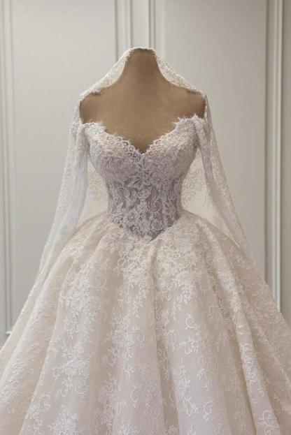 Sweetheart Long Sleeves A-line Wedding Dress Equisite Appliques Lace Bridal Gown with Chapel Train