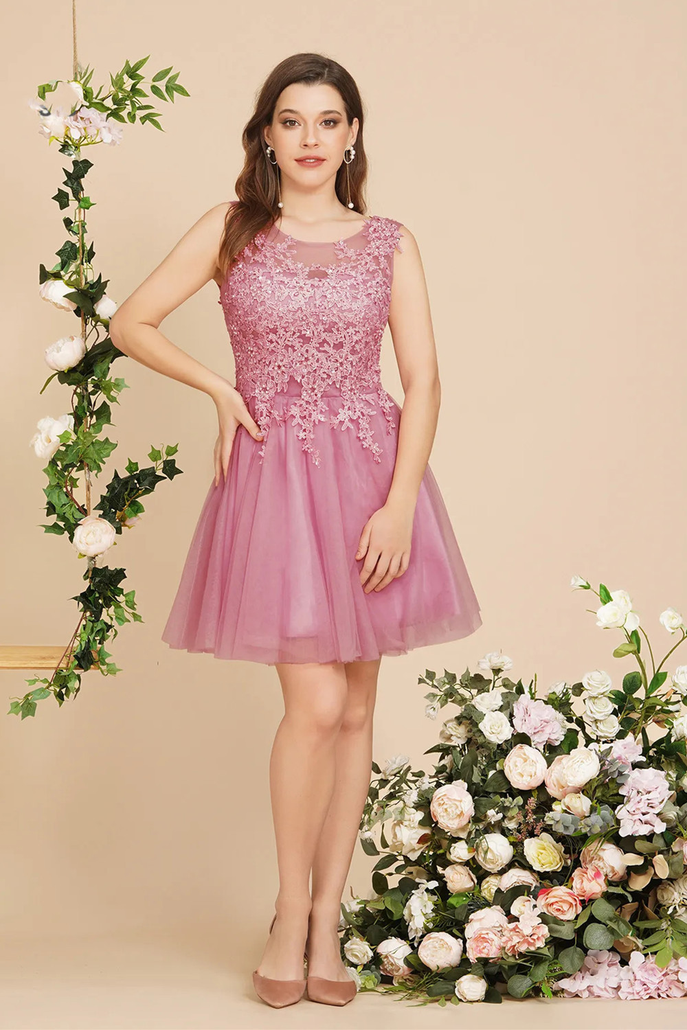 Chic Jewel Neck Tulle Short Formal Dress Sleeveless Lace Appliques Homecoming Dress
