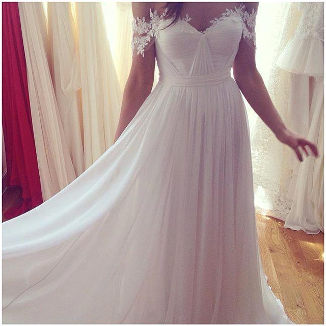 Simple But Elegant Off-the-shoulder Beach Wedding Dresses UK Floor Length With Appliques