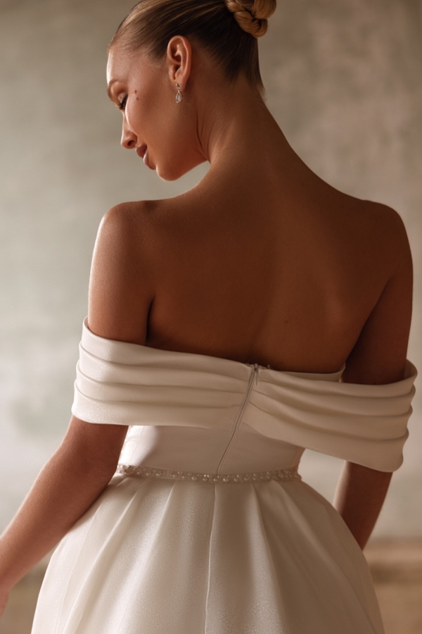 Off-the-Shoulder Ruched Pearl Detailing Mermaid Wedding Dresses with Train