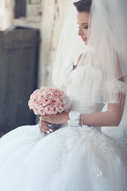 Delicate Off-the-shoulder Tulle Wedding Dress Lace Appliques Ball Gown