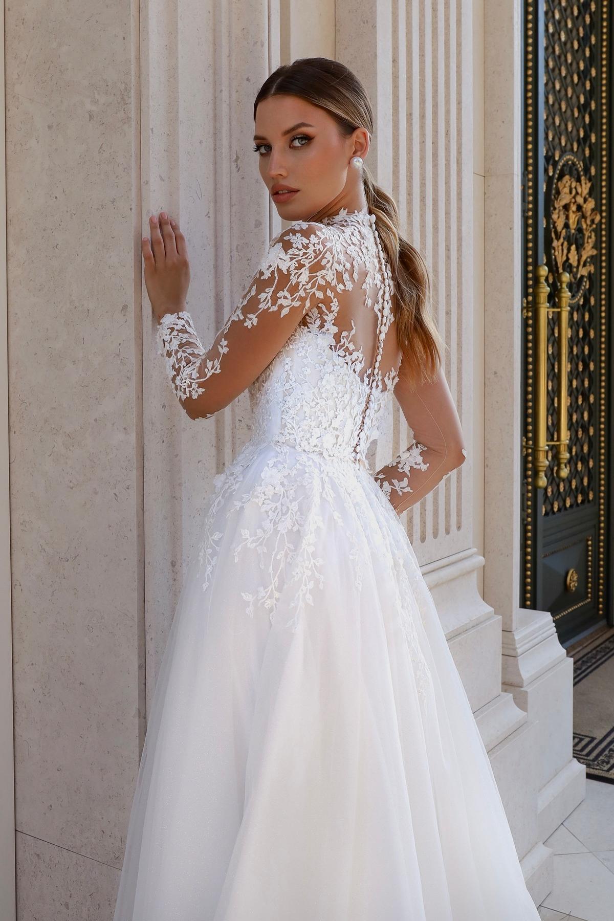 Elegant High Neck Tulle Lace Wedding Dress with Long Sleeves
