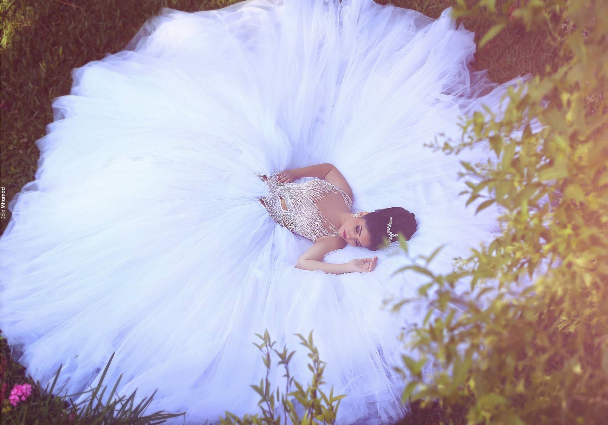 Gorgeous Beadss Tulle White Wedding Dress Ball Gown Straps Court Train
