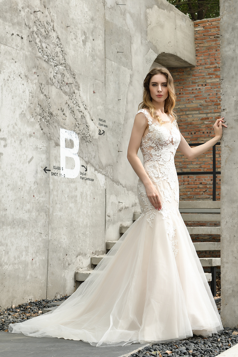 Sweetheart Mermaid Bridal Gown V-Neck Floral Lace Wedding Dress