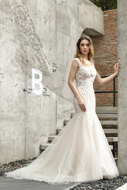 Sweetheart Mermaid Bridal Gown V-Neck Floral Lace Wedding Dress