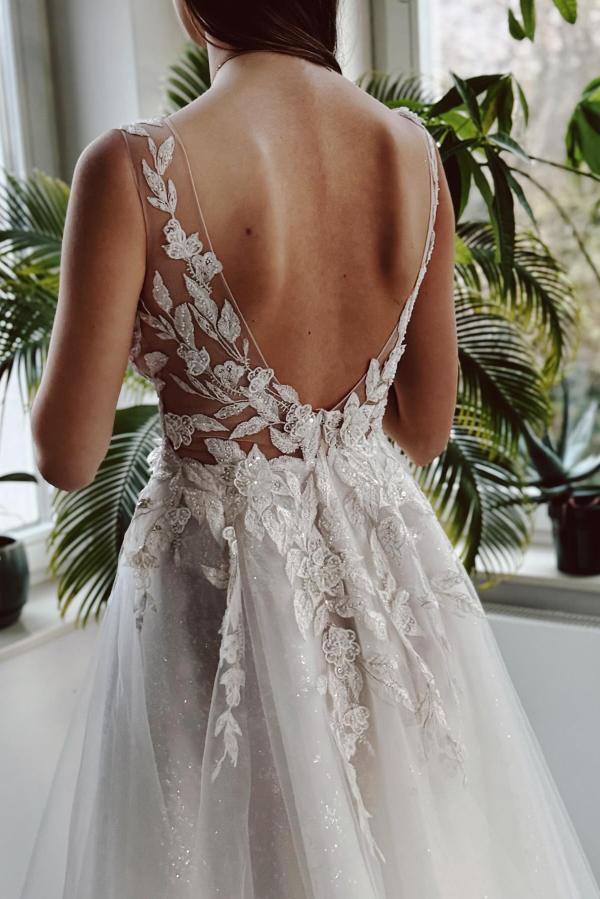 Elegant A-line Wedding Dresses Tulle Lace Appliques Sleeveless Bridal Dress with Side Slit