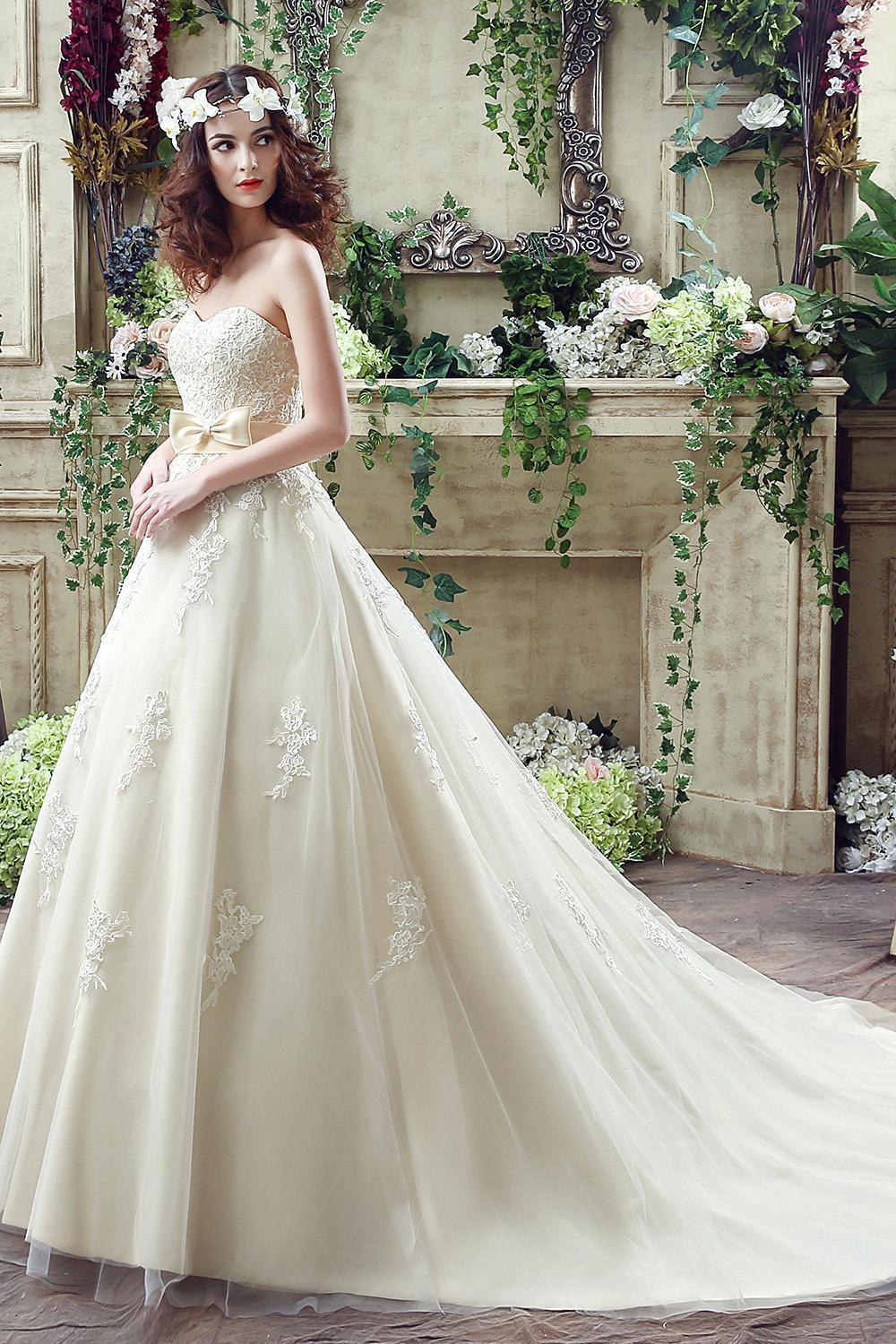 Sweetheart Lace Appliques Wedding Dress Bowknot Sweep Train