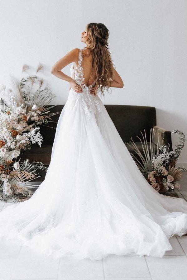 Elegant Sleeveless Wedding Dress V-Neck Aline Floral Lace Bridal Dress