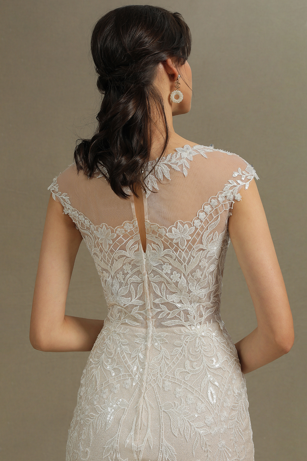 Charming Mermaid Wedding Gown Lace Appliques Cap Sleeve Garden Wedding Dress
