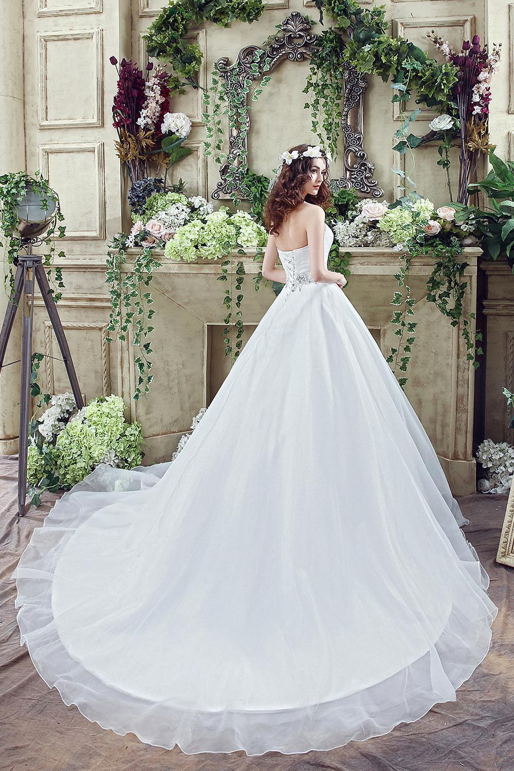 Chic White Sweetheart Beadss Wedding Dress Court Train Lace-up