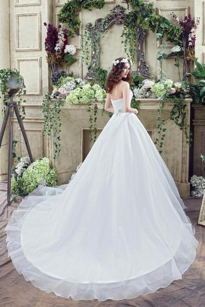 Chic White Sweetheart Beadss Wedding Dress Court Train Lace-up