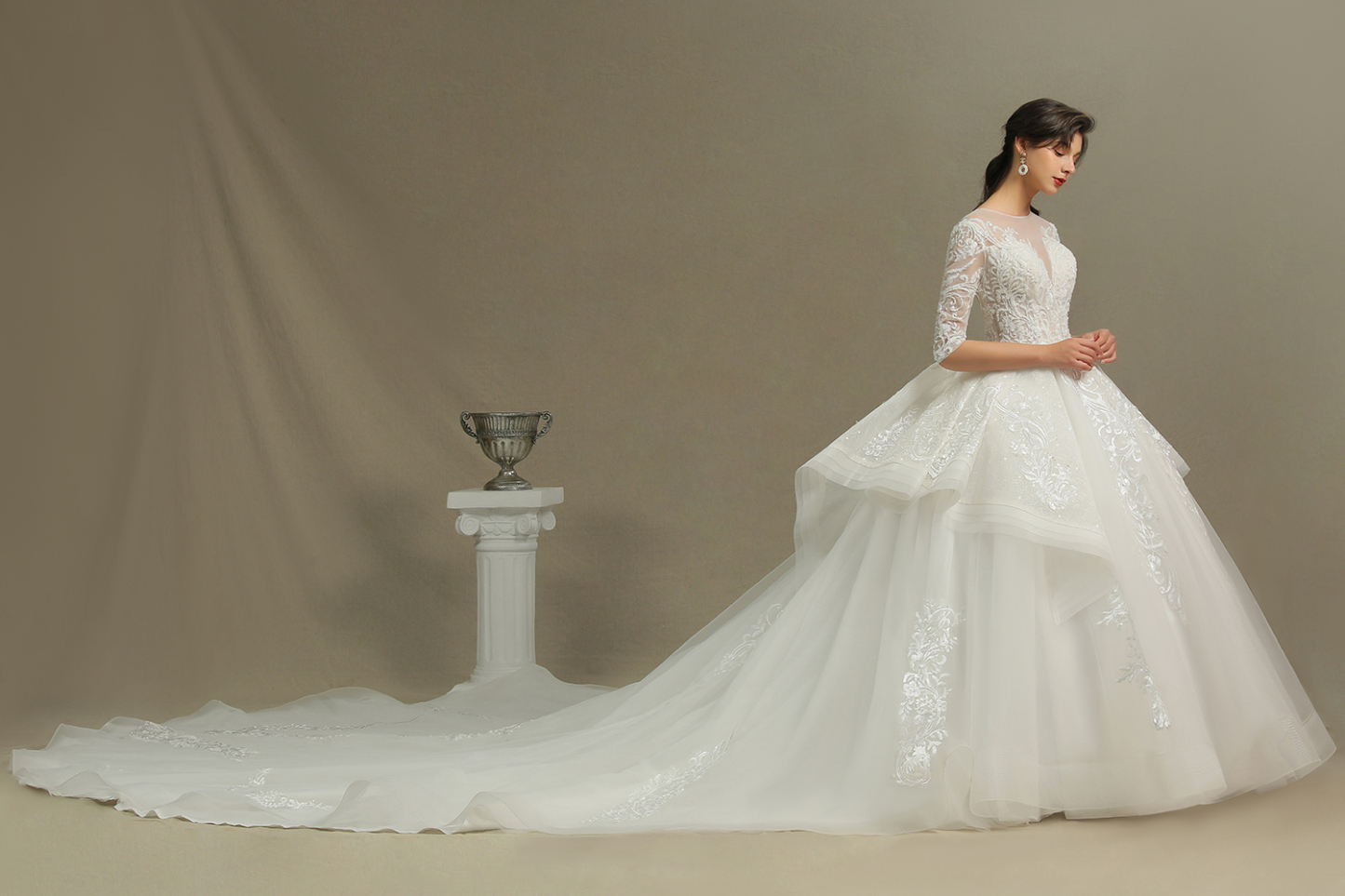 Luxury Floral Lace Bridal Gown Crew Neck Long Sleeves Wedding Dress
