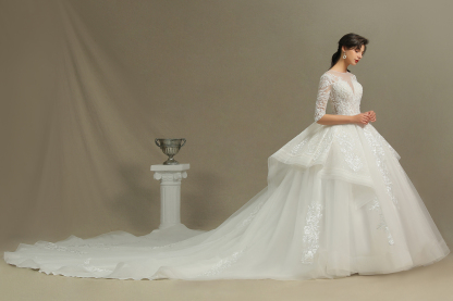 Luxury Floral Lace Bridal Gown Crew Neck Long Sleeves Wedding Dress