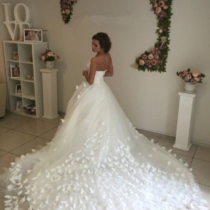 Elegant 3D-Floral Appliques Wedding Dresses UK Sweetheart Neck Bridal Gowns
