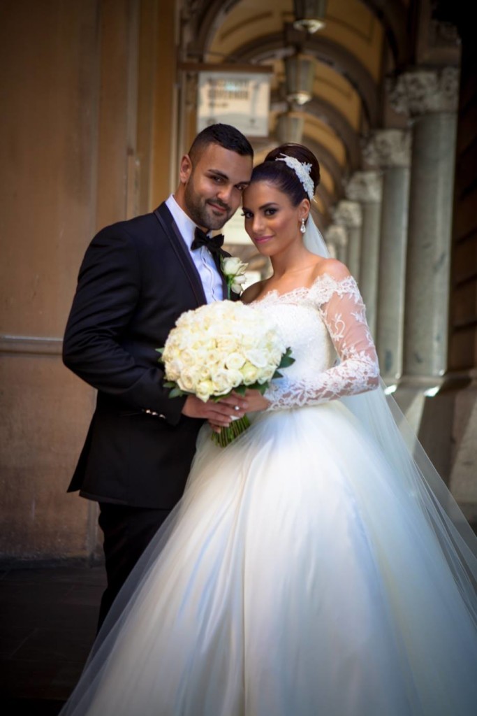 Elegant Off-the-shoulder Lace Ball Gown Wedding Dress Tulle Button Back