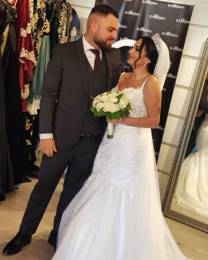 Gorgeous White Sleeveless Princess Tulle Wedding Dress V-Neck Aline Bridal Dress
