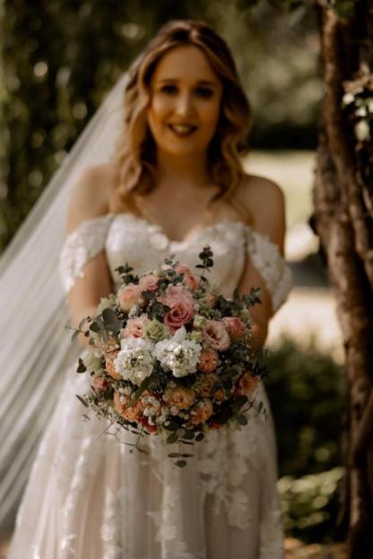 Gorgeous Off-the-Shoulder White Tulle Bridal Dress Flower Appliques Aline Wedding Dresses