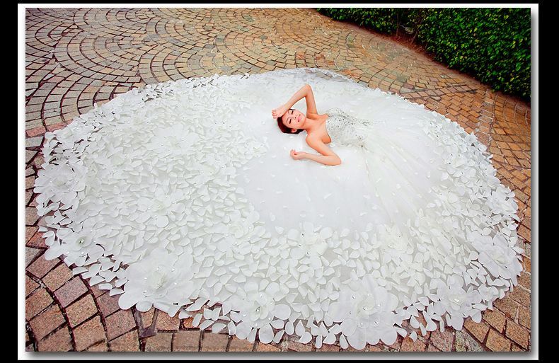 Elegant Appliques Cystals Princess Wedding Dress Sweetheart With Long Train