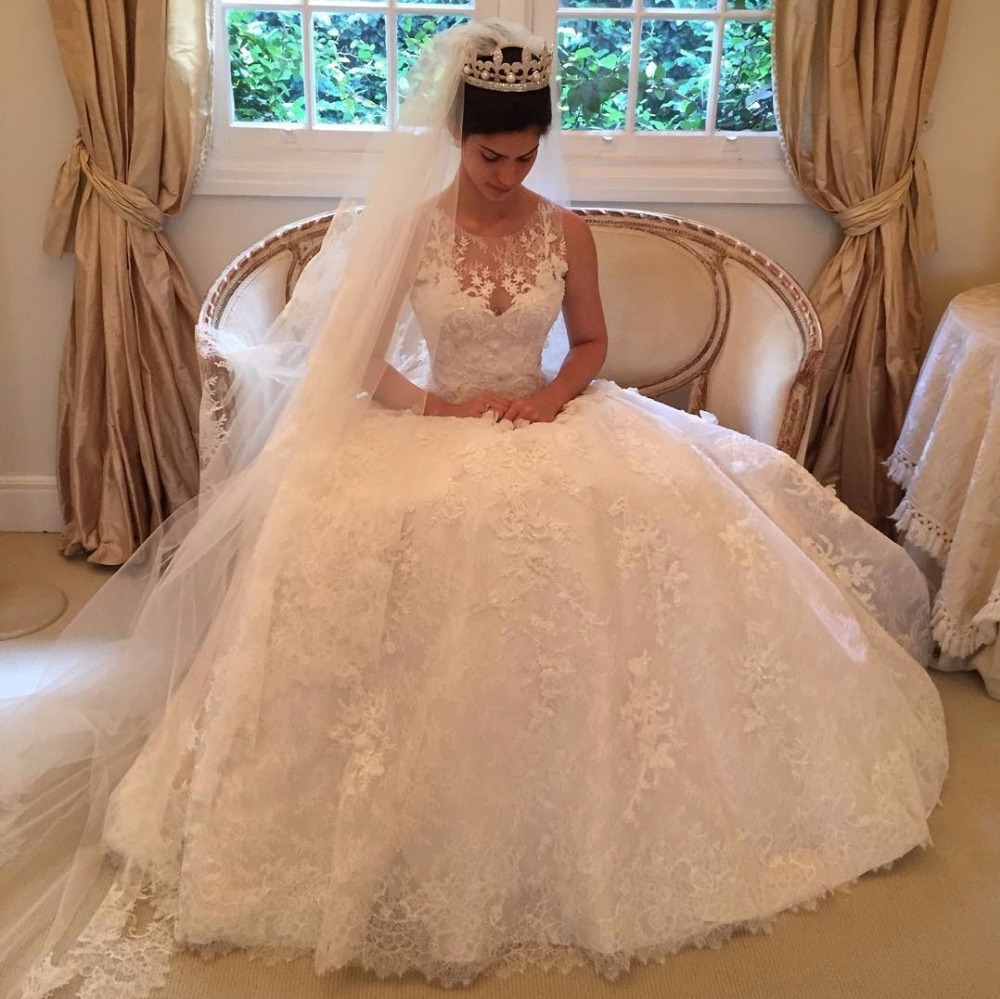 Pretty Sleeveless Appliques Wedding Dress Ball Gown Tulle Sleeveless