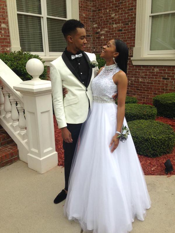 Elegant White Beadss Tulle Wedding Dress Halter Floor-length
