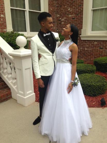 Elegant White Beadss Tulle Wedding Dress Halter Floor-length