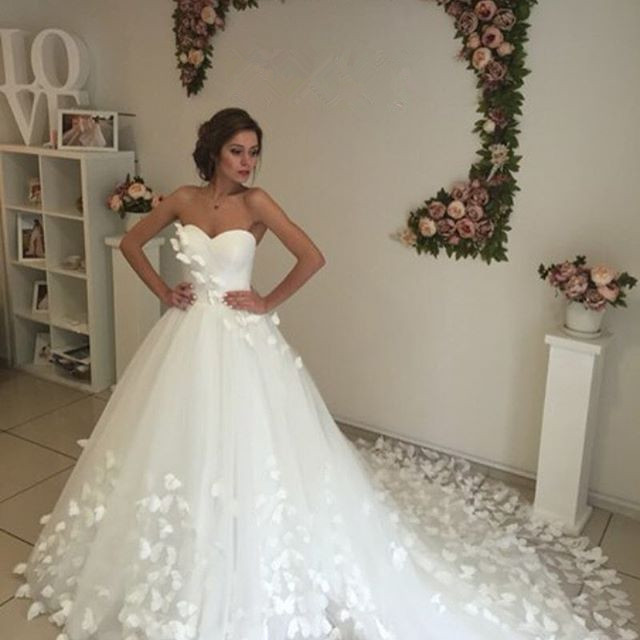 Elegant 3D-Floral Appliques Wedding Dresses UK Sweetheart Neck Bridal Gowns