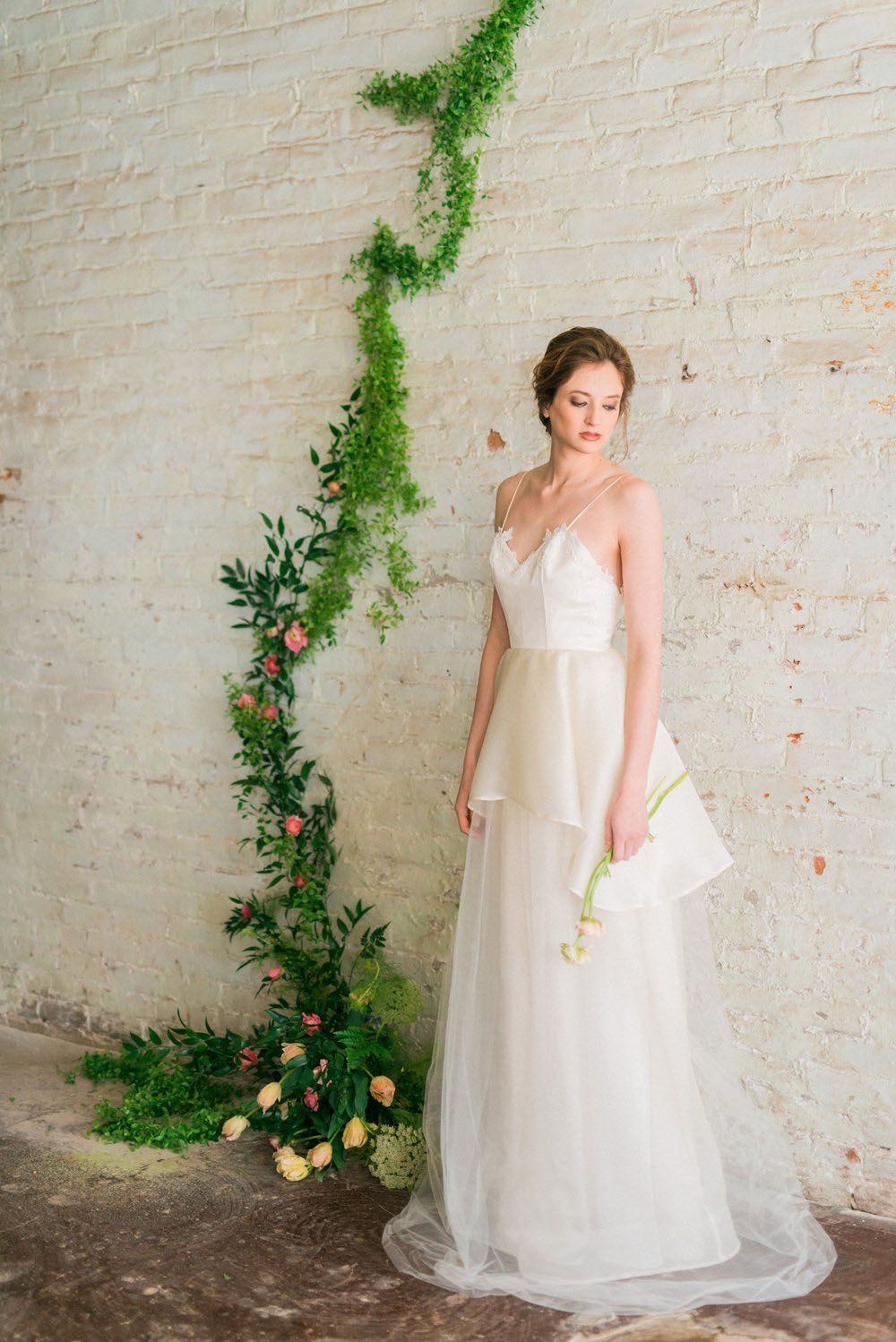Elegant Spaghetti Strap Wedding Dress A-line Lace Sleeveless