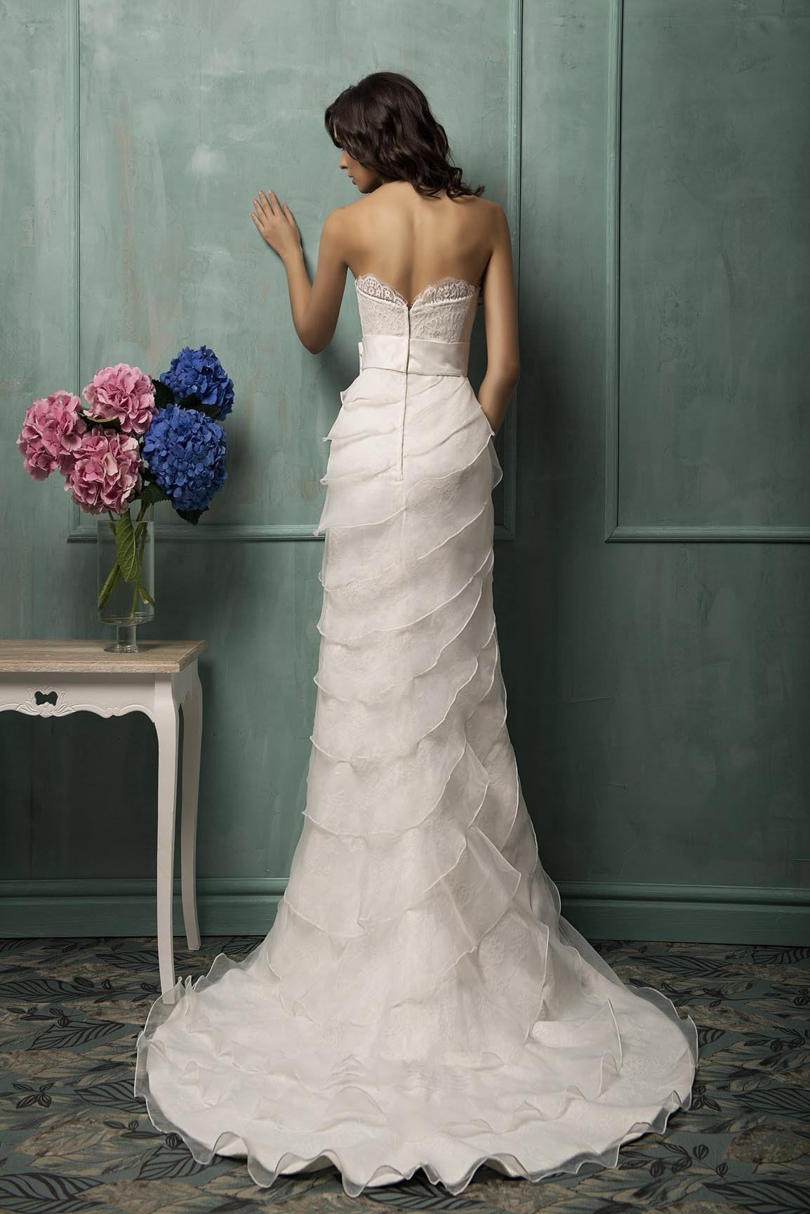 Modern Sweetheart Sleeveless A-line Wedding Dress With Lace Appliques