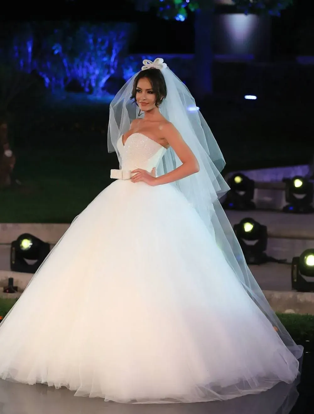 V-neck Tulle Sequins Wedding Dress Ball Gown Bowknot