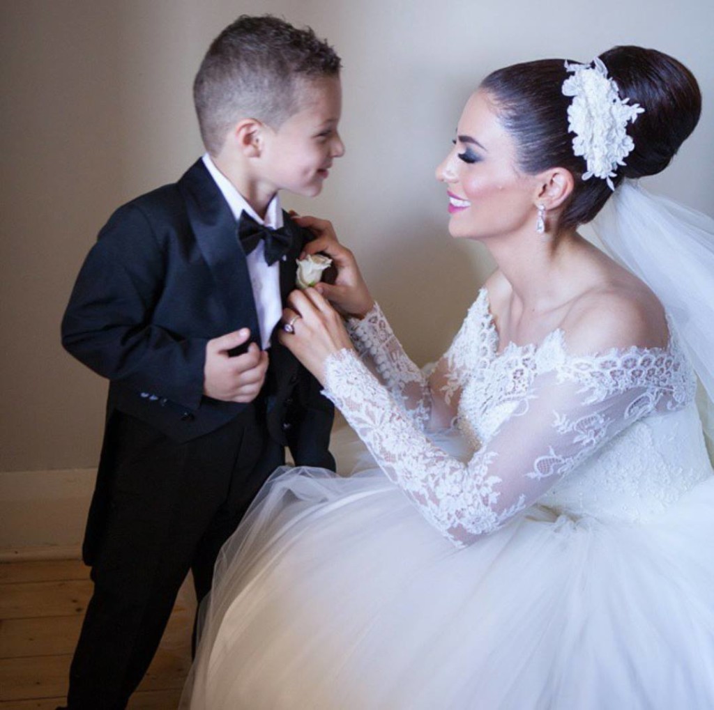 Elegant Off-the-shoulder Lace Ball Gown Wedding Dress Tulle Button Back