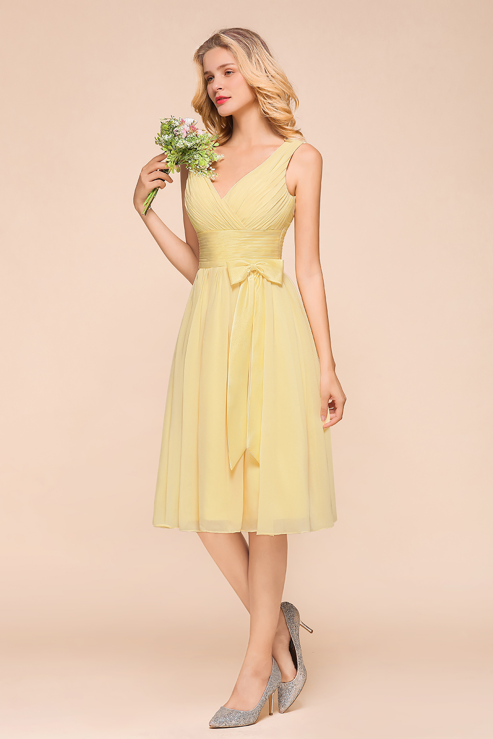 Elegant Daffodil Short Bridesmaid Dress V-Neck Sleeveless Chiffon Wedding Party Dress