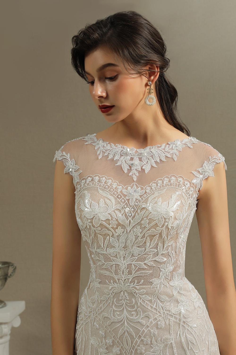 Charming Mermaid Wedding Gown Lace Appliques Cap Sleeve Garden Wedding Dress
